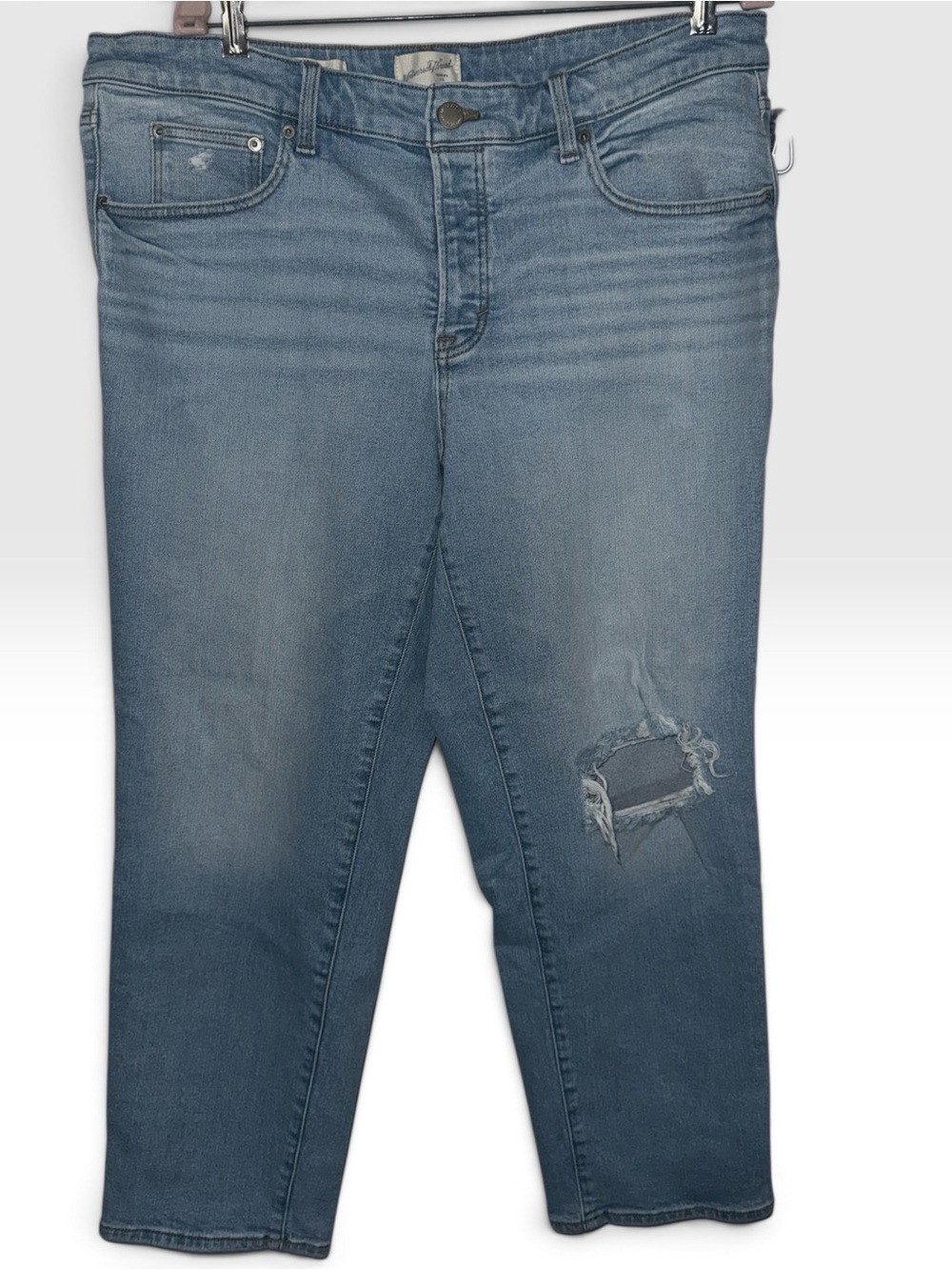 Universal Threads Women’s Distressed Light Washed Jeans. Sz 17R